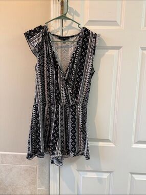 Derek Heart Black and White Patterned Top